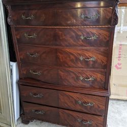 Beautiful Chest $300 .... Can Deliver 