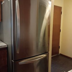LG 26 cu ft Refrigerator w/bottom freezer