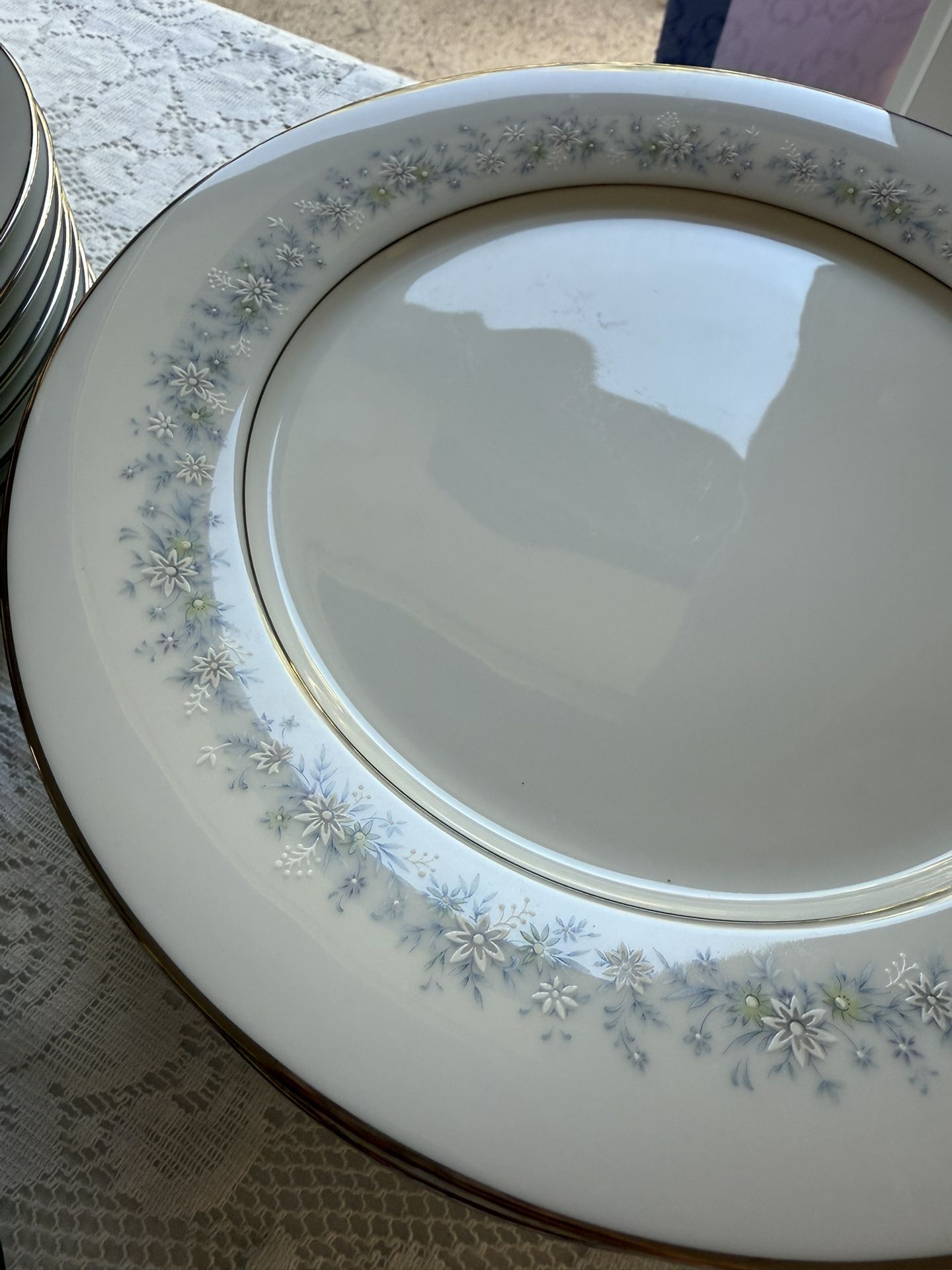 Contemporary fine China By Noritake Japan . “Marywood” 2181