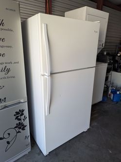 Refrigerator Whirlpool . DELIVERY AVAILABLE.