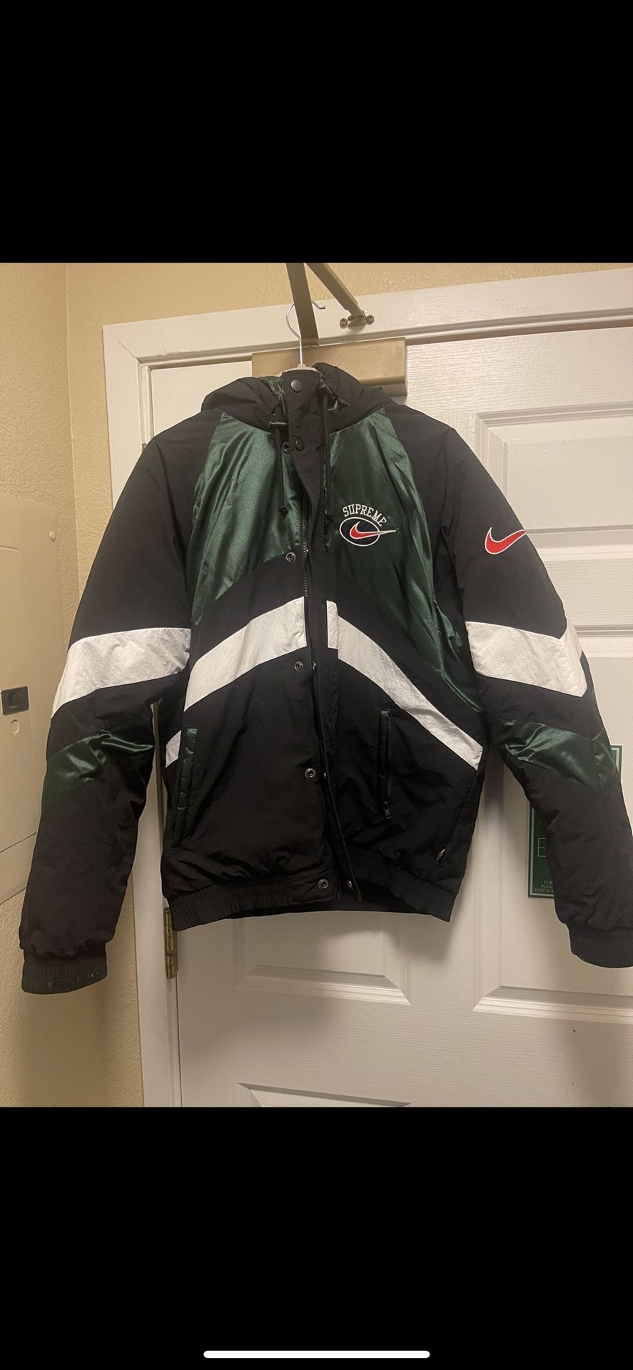 Supreme Jacket 💯💯 Shoot Offer