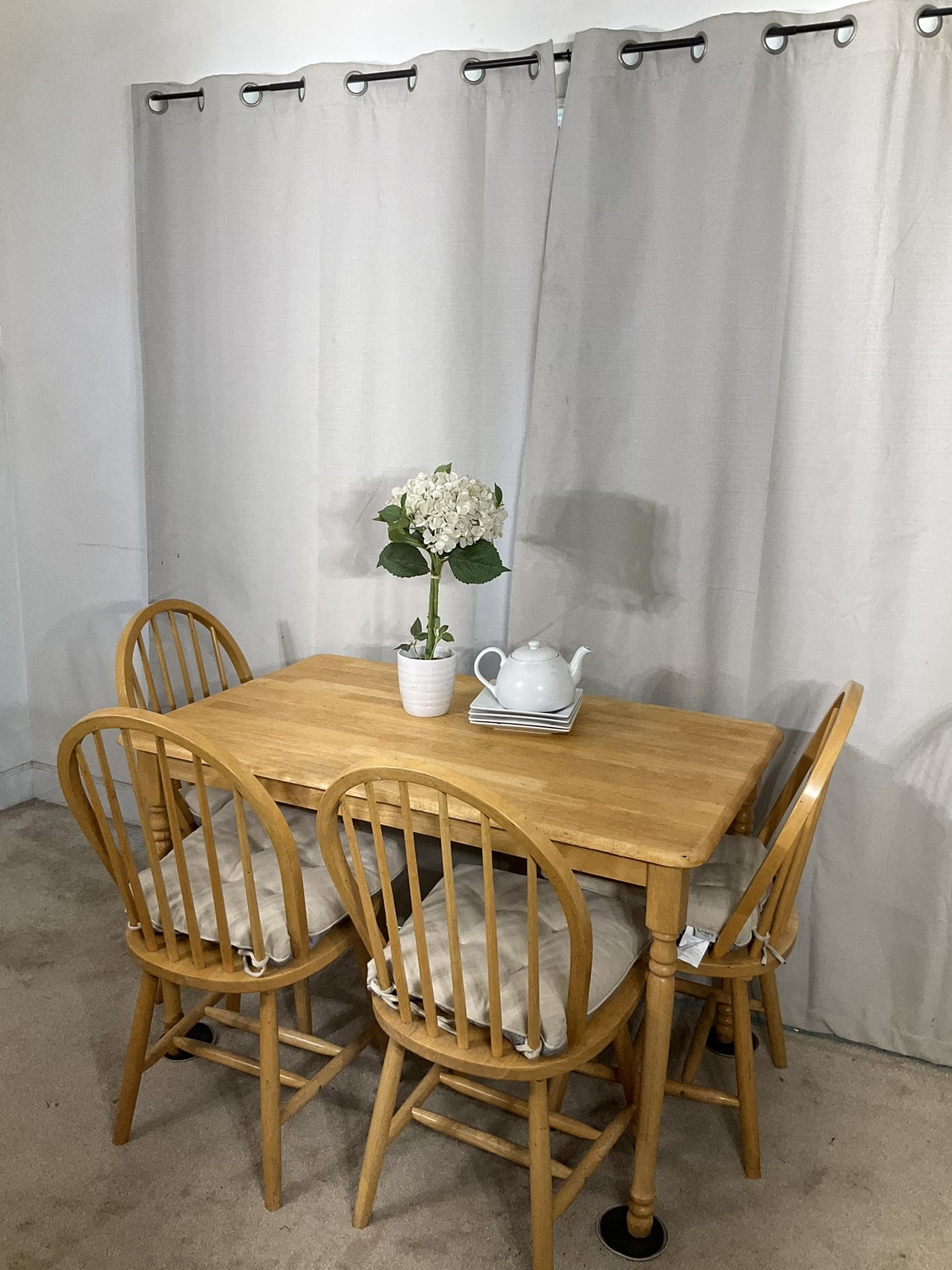 Cozy Kitchen Dining Table With 4 Windsor Chairs / Mesa Comedor De Madera Solida Y 4 Sillas