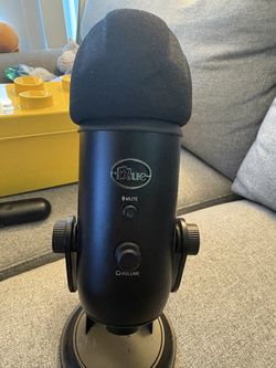 Blue Yeti USB Microphone (Blackout Edition) + Foam Pop Filter
