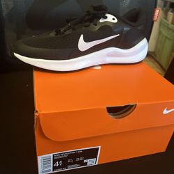 Nikes Black 4 1/2