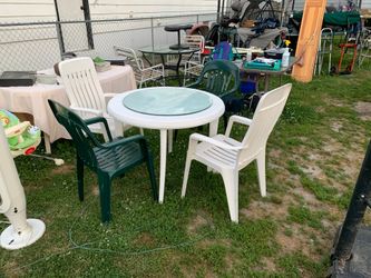 Patio or garden teybol with 4 chear and glas ower teybol almost brend new teybol and chear havy duty plastic 100$