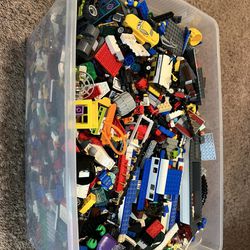 Legos 33 Pounds Worth All In Great Shape Plus 20 Figures 