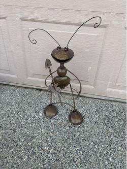 Metal ant garden scut with long limbs and shovel