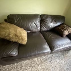 100% Leather Loveseat – Like New Luxury!