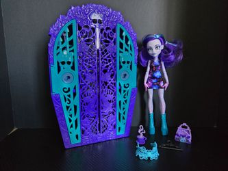 Monster High Skulltimate Secrets Garden Mysteries Twyla Boogeyman Doll Closet