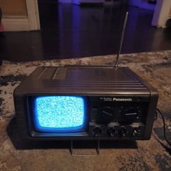 Vintage Rare 1976 Panasonic Solid State TR-515 Army Green Portable TV