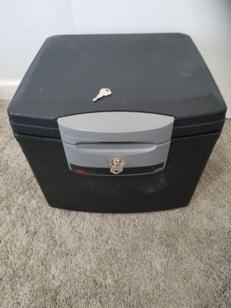 Preowned Sentry Keep Safe KS4100 with keys