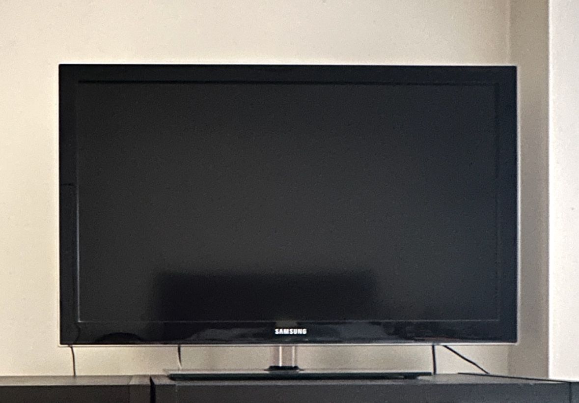 Samsung TV (No shipping option available; negotiable; please see description)