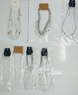 Costume short necklaces in clear