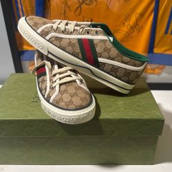 Gucci Monogram Size 9 Fits Bigger