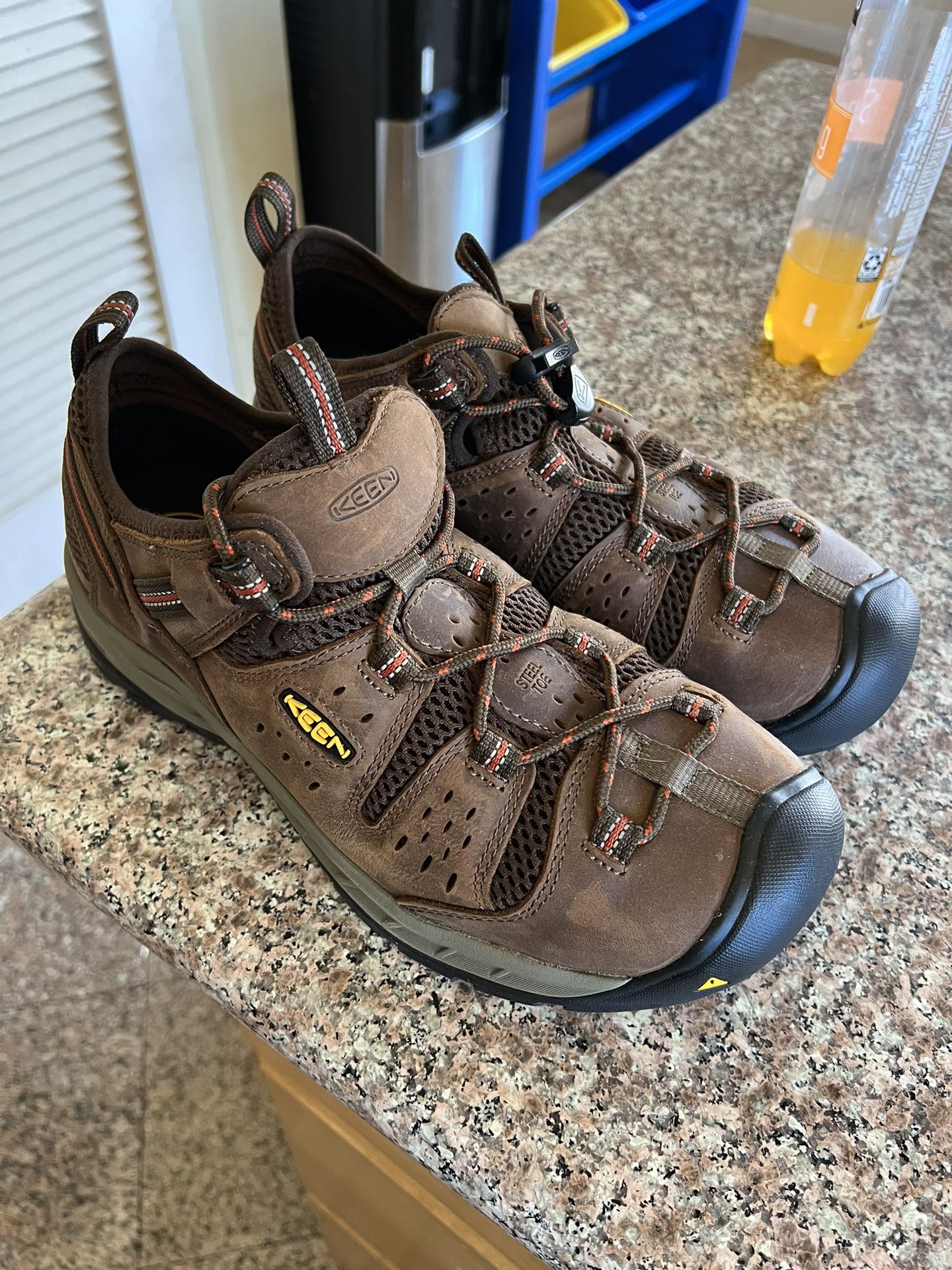 Keen Hiking Shoes Size 9.5