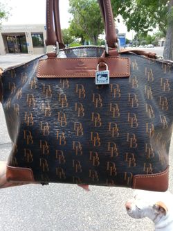 Selling used but in perfect condition dooney & Bourke purse