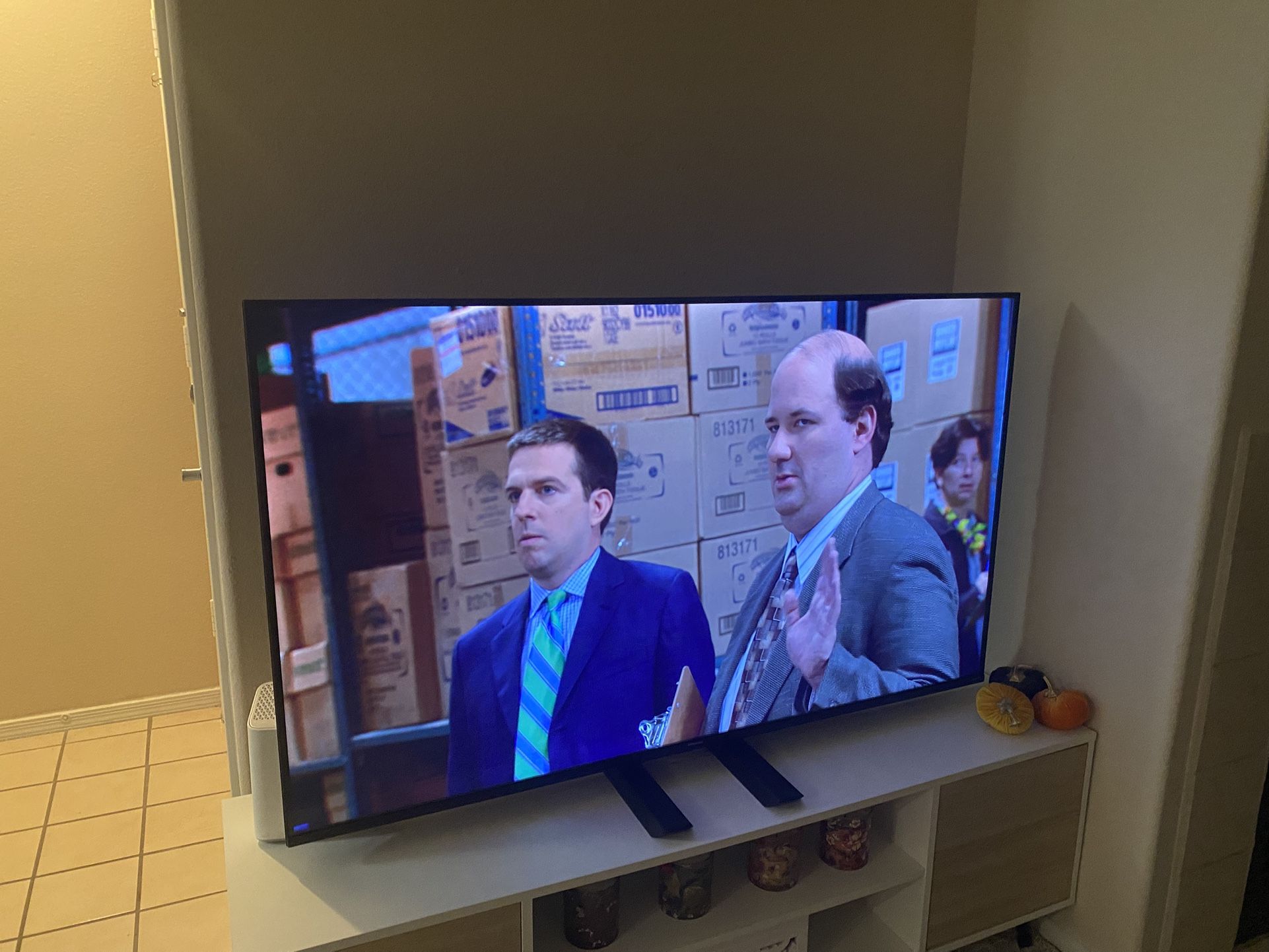 58” Roku Hisense Flatscreen TV With Universal Stand