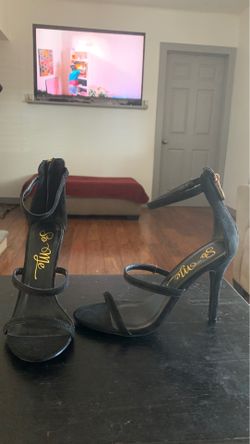 Brand new never worn size 8 so me strapy 4 1/2 inch heals