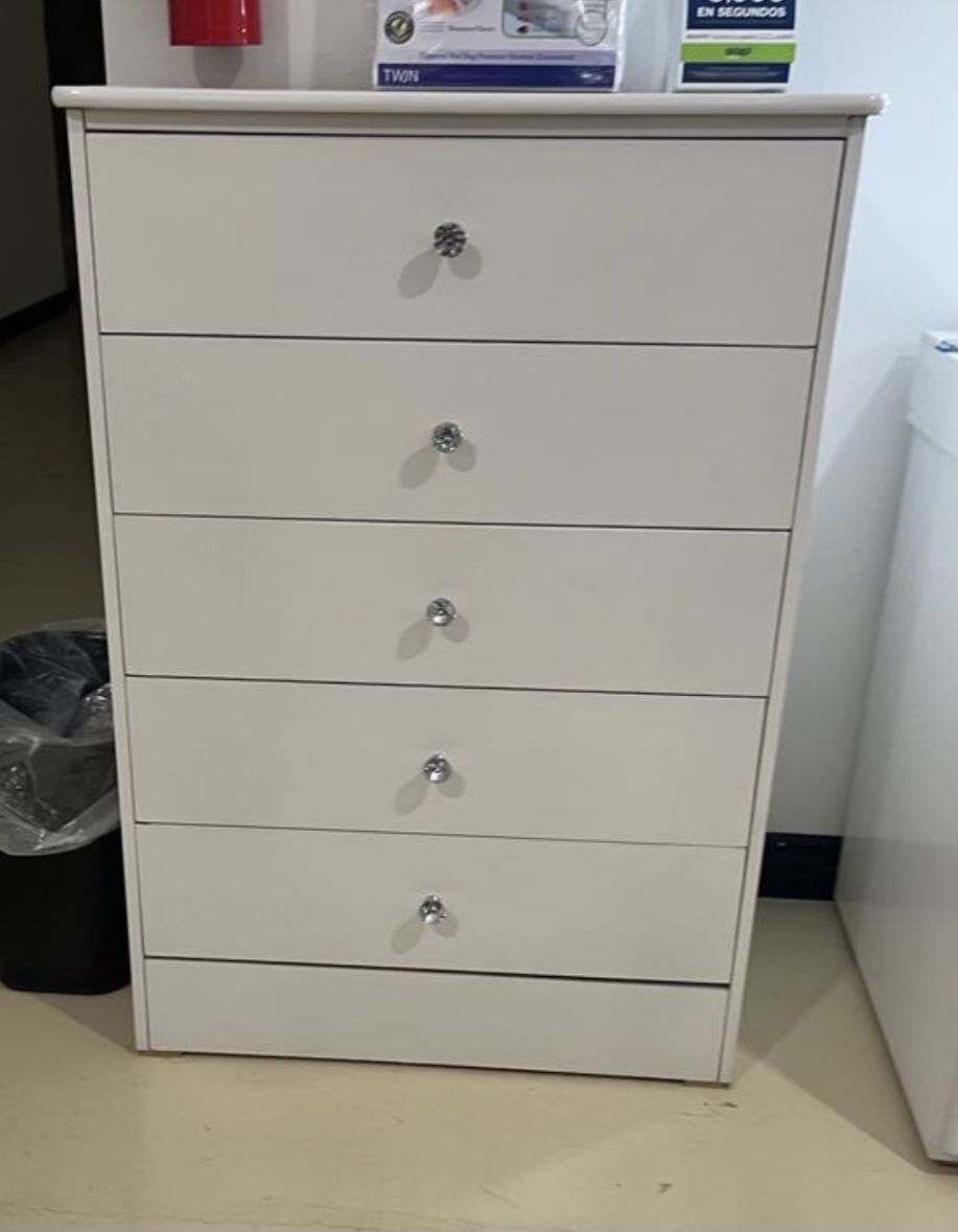 5 Drawer Dresser With Diamond Knobs