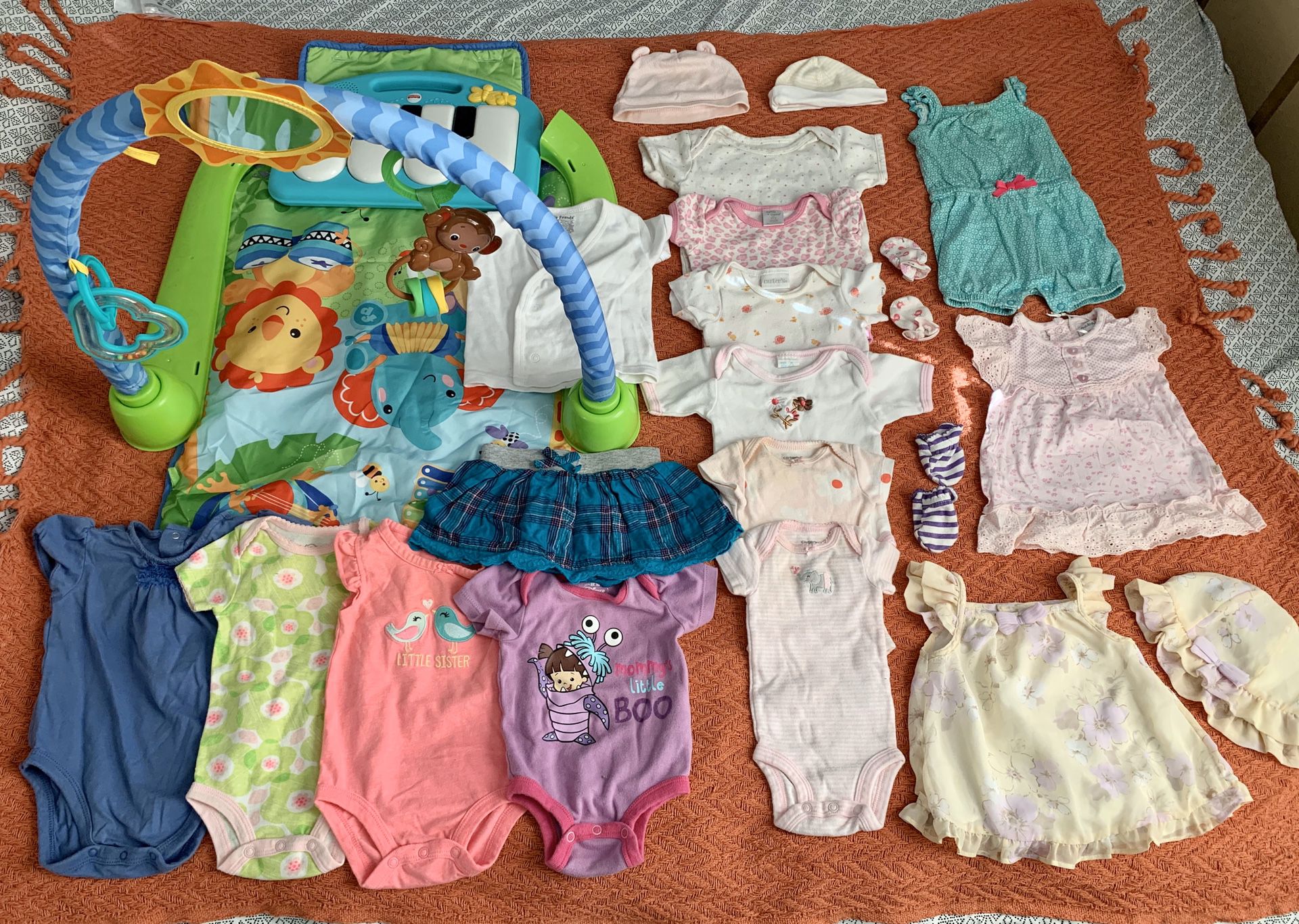 Baby girl (Newborn -3 months) clothes & Free Tummy time Playmat