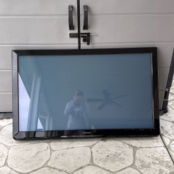 Panasonic TV Plasma 50inches With Remote Controls 