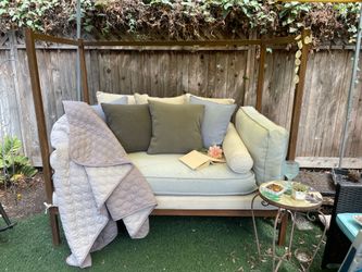 Beautiful Acacia Daybed