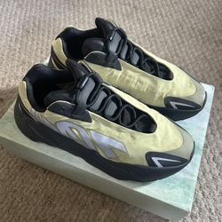 adidas Yeezy Boost 700 MNVN 9.5M