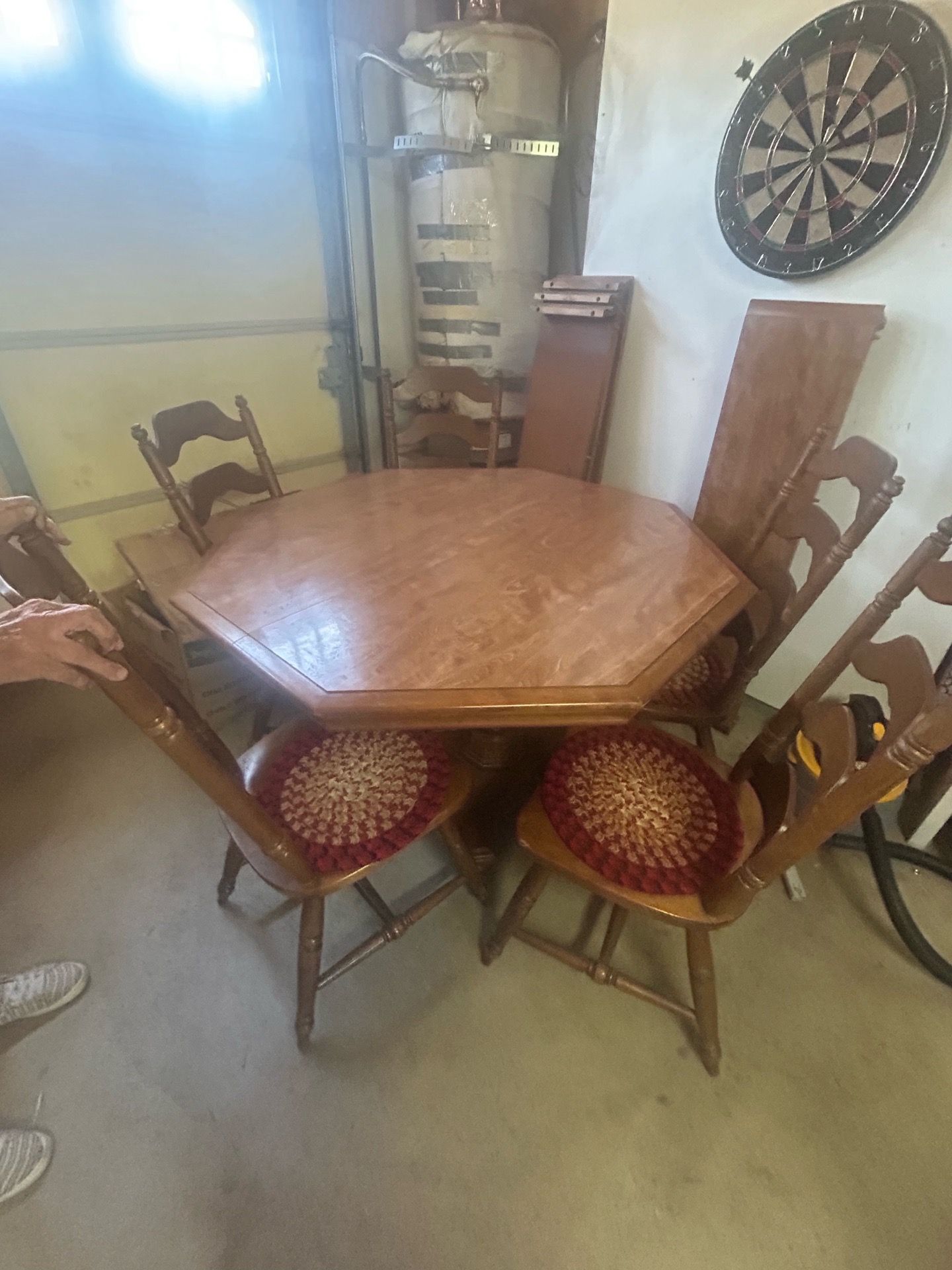Dinning room table seats 6 with 4 leafs n hutch