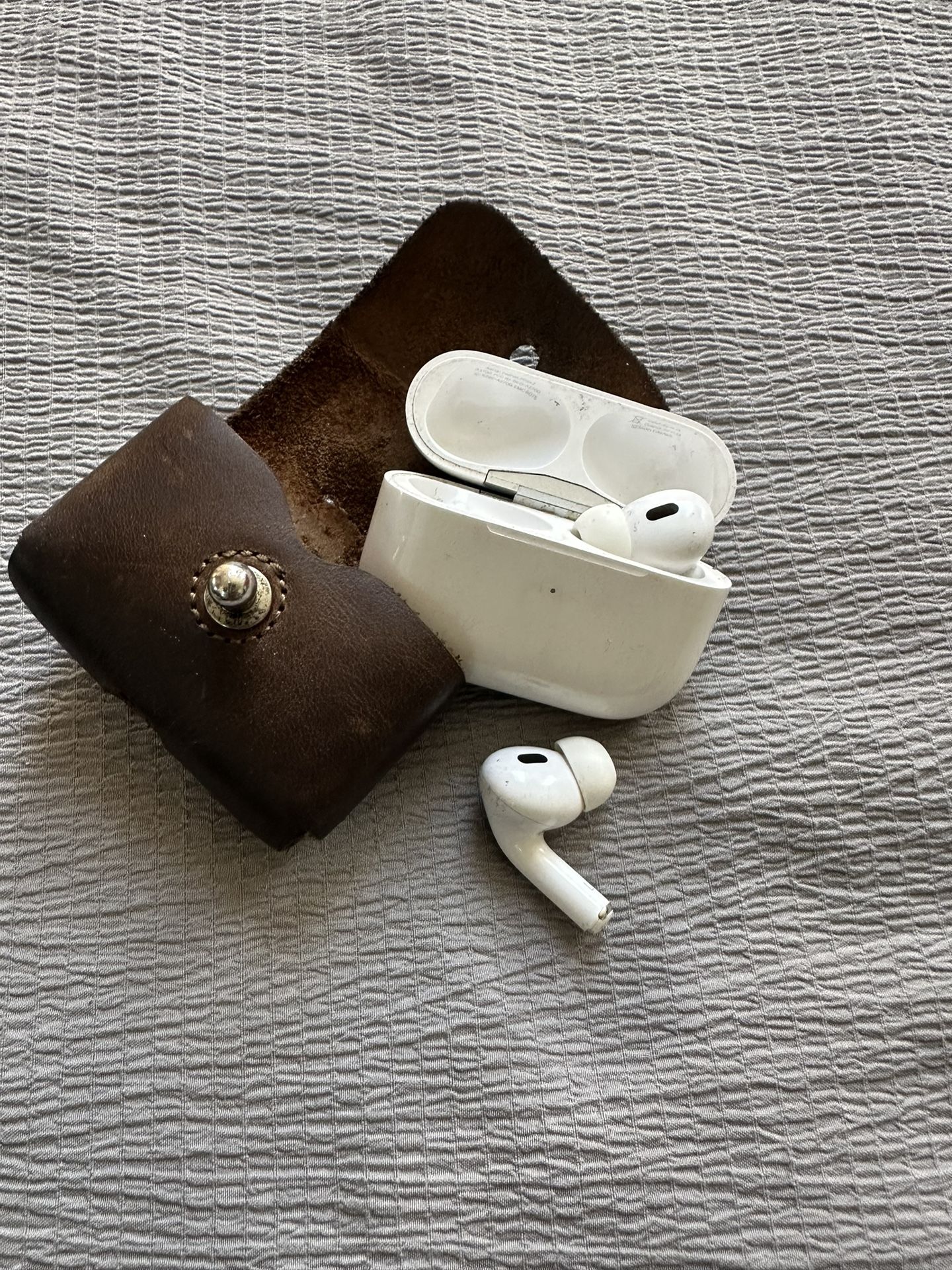 Price Drop For Next Couple Hours! Apple AirPods Pro Gen2 W/leather Case