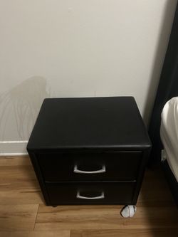 2 nightstands