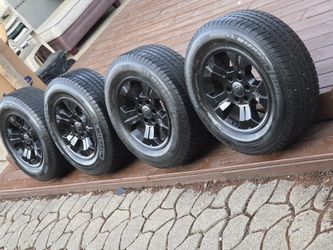 Chevy rims with gloss black center caps. Chevy Tahoe come with a 6x139.7 bolt pattern.