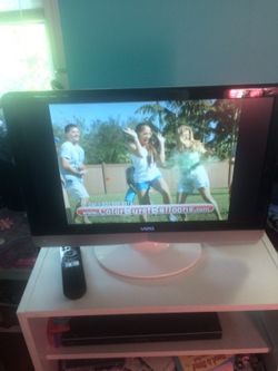 Visio color tv 32 inch with remote control