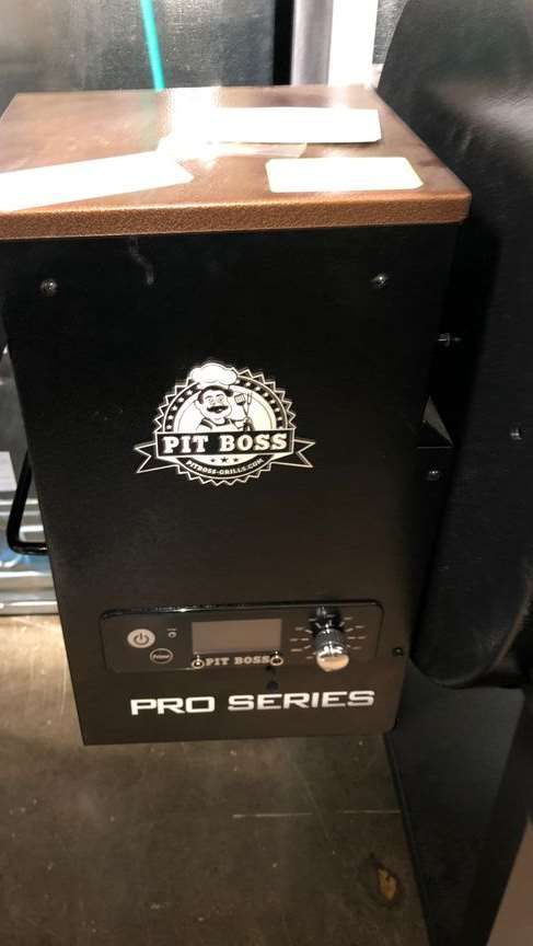 Brand New PIT BOSS PRO SERIES 820 WOOD PELLET GRILL EL