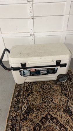 Igloo Glide Roller cooler, 30 in.