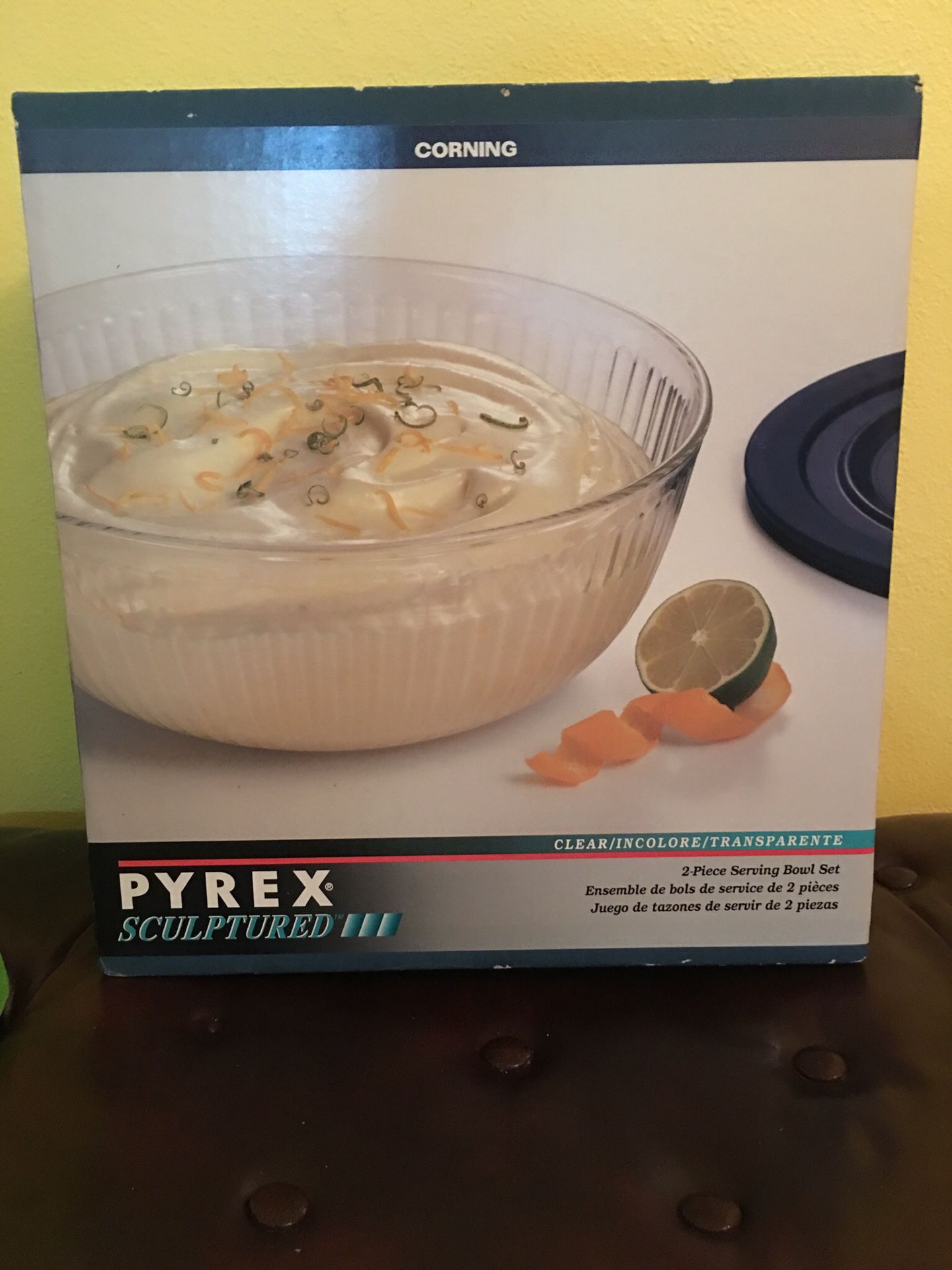 Pyrex Sculptured 2 Piece Serving Clear Bowl Set w/Lid
