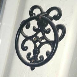 VINTAGE ORNATE BLACK GOTHIC VICTORIAN WROUGHT CAST IRON HAND TOWEL HOLDER CANDLE SCONCE WALL DECOR