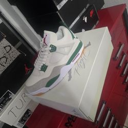 Sneakers 👟 Size 8/8.5/11