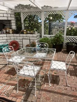 Vintage White Iron Patio Table With Matching 4 Chairs