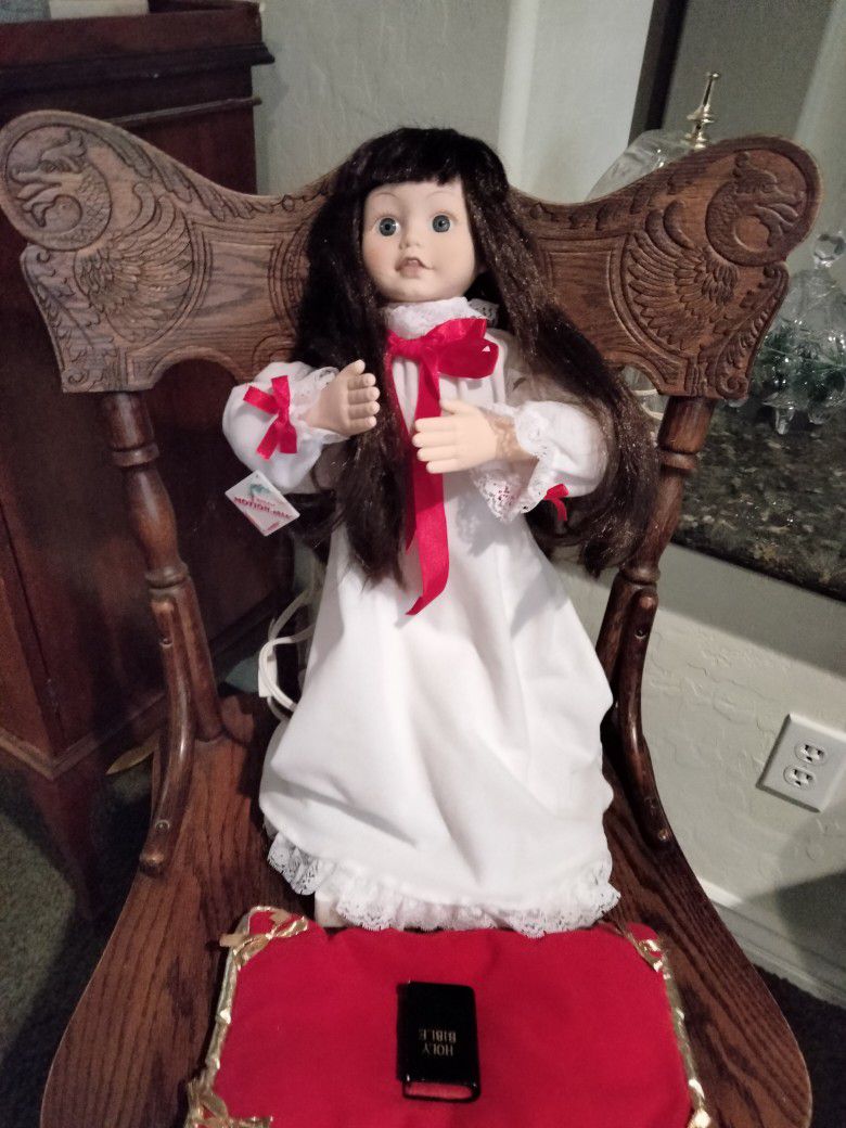 Christmas Praying Doll Animated From The '60s