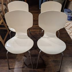 Set of 4 Beige and Metal Vintage Design Stacking Chairs