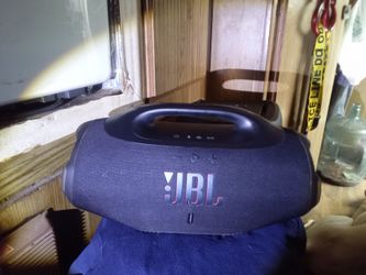 JBL boombox  4  black , Lights up orange on the sides