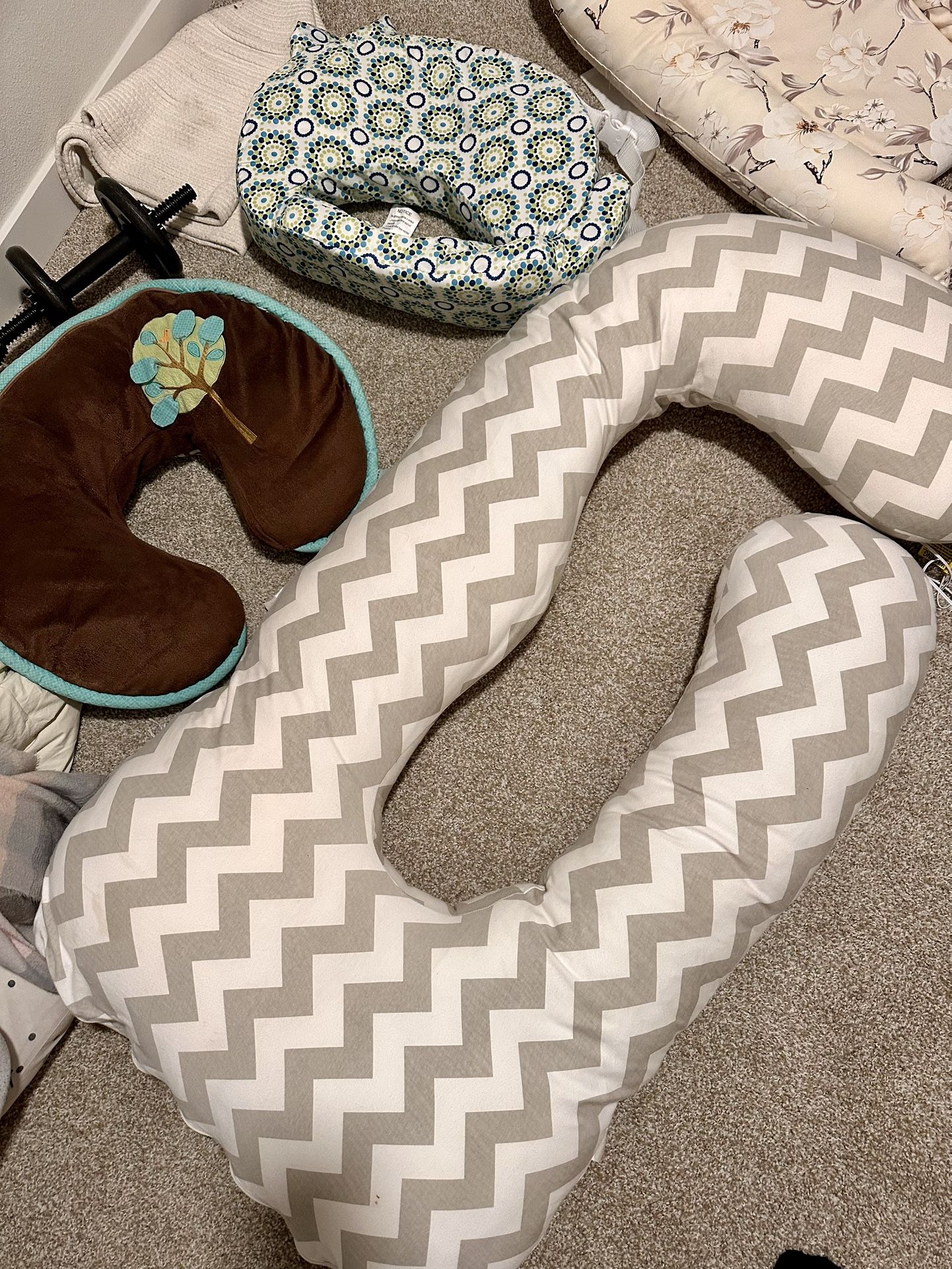 Maternity pillow + nursing pillows + all baby clothes from 0 to 12 months