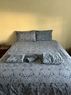 Queen Dark Blue Paisley Print Bedding Set - Quilt Cover, Sheets & 4 Pillowcases