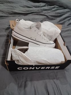 Light gray low-top Converse size 9