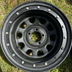 classic D-window design with a simulated beadlock outer ring.  