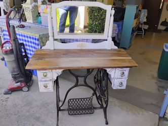 Beautiful Desk/Vanity