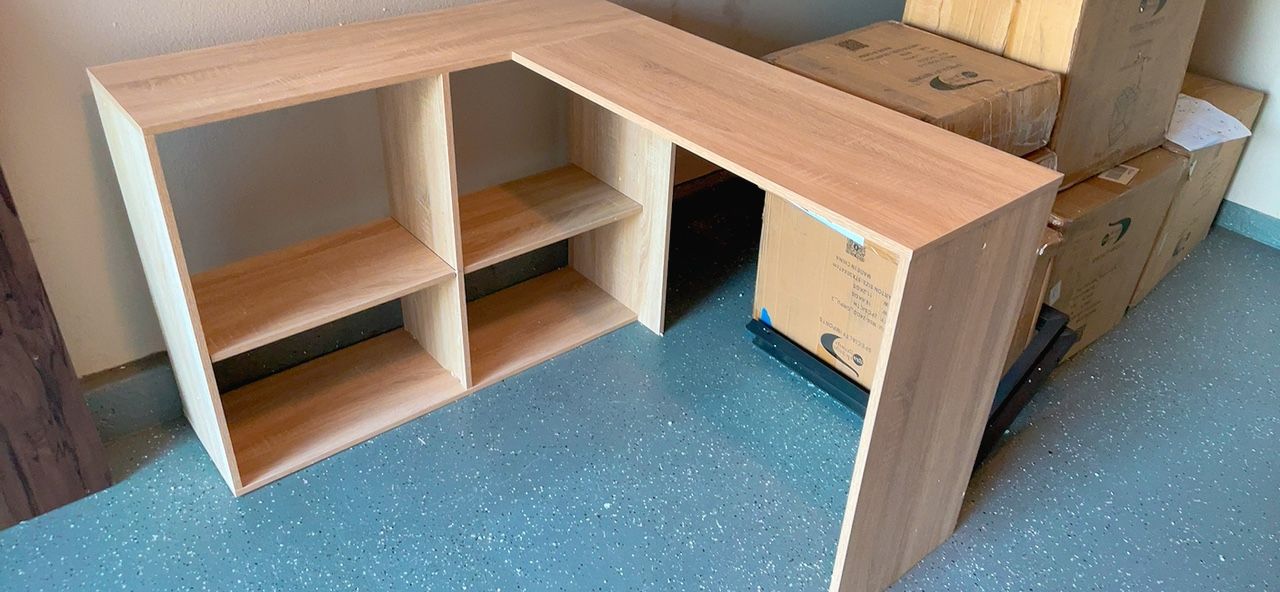 Desk never used，small Damage 