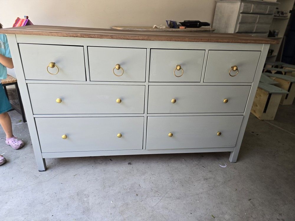8-Drawer Dresser - Large & Stylish Storage!