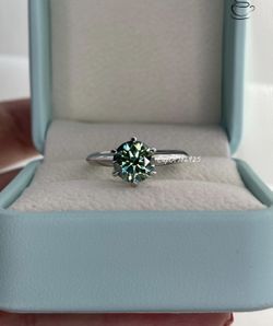 Brand new 2CT Green Round Brilliant Cut Moissanite Engagement Ring In Sterling Silver 925