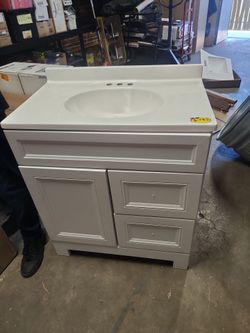 Home Decorators Collection
Sedgewood 30.5 in. W x 18.75 in. D x 34.375 in. H Single Sink Bath Vanity